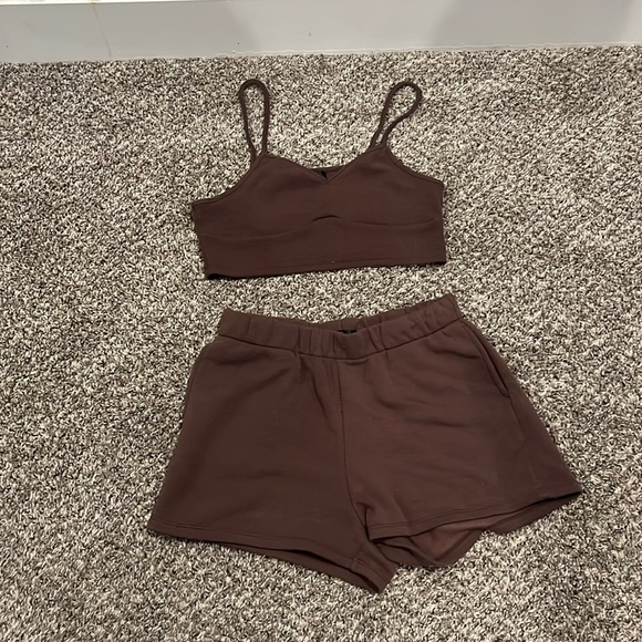 Three piece outfit the color brown size XL - Picture 2 of 2